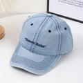 Berretto da baseball in denim blu chiaro lavato vintage con ricamo Pamela Raina su tavolo bianco - Azzurro