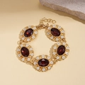 Detailansicht des Vintage-Goldarmbands mit tiefroten Edelsteinen und weißer Emaille - Armband (WB179) / Rot