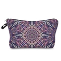 Detailaufnahme des violetten Mandala-Musters und der Textur einer tragbaren Kulturtasche - Lila Mandala
