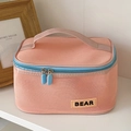 Dettaglio della borsa da trucco rosa in rete con zip blu e etichetta a forma di orso - Borsa da Trucco Quadrata (Borsa da Trucco in Rete Estiva) / Arancione