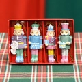 Juego de cuatro adornos de cascanueces de resina de 8 cm en una caja de regalo roja - Serie de Textura de Punto (NS24831) / Material de resina