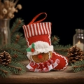 Roter Weihnachtsstrumpf mit Lebkuchenmann-Puppe und gestricktem Bündchen für Geschenke - Weiblicher Lebkuchenmann Weihnachtsstrumpf