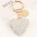 Dettaglio portachiavi a cuore con strass, anello dorato e targhetta incisa decorativa - Cuore Bianco