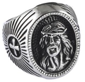 Detaillierte Nahaufnahme von Gothic-Ring mit Jesus-Kruzifix-Relief und seitlichem Kreuz - US-Größe 7 / Jesus-Kruzifix-Stil (23505) / Silberschwarz