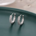 Pendientes de aro en forma de U plateados con doble hilera de circonitas blancas micro pavé - Estilo D9521 / Plateado