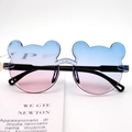 Occhiali da sole per bambini a forma di orso con lenti sfumate blu rosa e montatura nera - Sfumato Blu Rosa