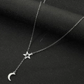 Dettaglio della collana d'argento con pendenti a stella e luna crescente lucidi - Stella e Luna Acciaio
