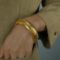 Bracciale elastico in metallo dorato testurizzato dal design eccentrico per donna - SZ06 Oro Larghezza 2cm (Diametro 6cm)