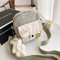 Mini sac bandoulière en toile vert clair et beige avec broderie voiture et pendentif ours - Avec l'ours timide / Vert