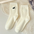 Chaussettes thermiques blanches en polaire avec broderie de chat noir sur fond peluche - Chat