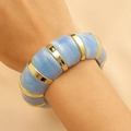 Detail eines breiten Stretch-Armbands mit hellblauem Harz und goldenen Metallstegen - Breiter Elastischer Stil (KC Gold-31)