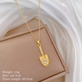 Vue détaillée du pendentif pelle dorée orné de zircons brillants sur une chaîne - Style de Pelle Dorée (C349)