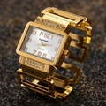 Primer plano de reloj de cuarzo cuadrado dorado con diamantes y correa calada - Dorado Blanco