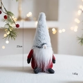 Gnome de Noël fait main avec corps en feutre rouge et chapeau gris, hauteur de 23 cm - Chapeau Gris à Poils Longs Corps Rouge Style (N° 7)