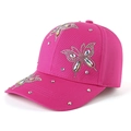 Detail der Strass-Schmetterlingsmuster auf einer leuchtend rosa Outdoor-Baseballkappe - Rosarot