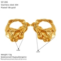 Detailansicht der 18k vergoldeten Ohrringe mit gewebter Textur und Materialangaben - Unregelmäßiger Lava Stil (SE128G) / Gold