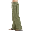 Dettaglio dei pantaloni in cotone e lino verde militare con tasca cargo e coulisse - Verde militare