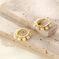 Orecchini a cerchio dorati a forma di U con perle bianche su una lastra di pietra beige - Ear Cuff con Perle a U Oro (ZYN-DME420G)