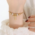 Gouden kralenarmband met strass letter T hanger gedragen door model op witte achtergrond - Gouden Armband - Letter T