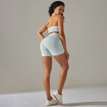 Dettaglio del set yoga senza cuciture azzurro con reggiseno sportivo e pantaloncini a vita alta - Grigio chiaro