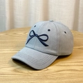 Dettaglio del ricamo a fiocco blu scuro su un berretto da baseball in denim azzurro - M (56-58cm) / Azzurro