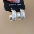 Élégantes boucles d'oreilles créoles brossées en forme de C avec éclats de cristaux - Brushed C-Shape with Pave Edges (57#) / Argent