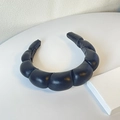 Diadema acolchada de cuero sintético negro con diseño de nube sobre una superficie blanca - Negro