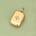 Pendaglio rettangolare placcato oro 14k con incisione a stella e zircone chiaro - Oro