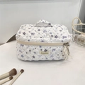 Dettaglio della borsa da trucco trapuntata bianca con orsetti viola e cerniere - Orso Stella