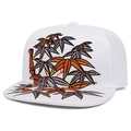 Detalle del bordado multicolor de hojas de bambú en una gorra snapback blanca de ala plana - Ajustable / Blanco