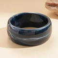 Moderner dicker Acryl-Armreif in Tief-Indigoblau mit weißer Marmortextur-Optik - Blauer Marmor