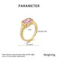 Dettaglio anello in acciaio dorato da 10mm con pietra rettangolare in vetro rosa - US 6 / Anello d'oro con pietra rosa (KR111477-GC)