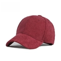 Detalle de la textura de pana burdeos en una gorra de béisbol clásica de seis paneles para mujer - Burdeos