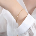 Elegante bracciale in smalto oro e bianco per donna in uno stile vintage minimalista - Bracciale / Bianco