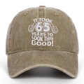 Gorra de algodón caqui desgastada con 'IT TOOK 65 YEARS TO LOOK THIS GOOD!' - Caqui Lavado 65 Años