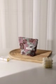 Détail de la trousse de maquillage florale avec étiquette H&R BAG et fermeture éclair fleurie - Rouge Petit