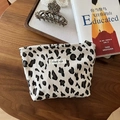 Détail de la trousse en velours léopard et de la pince à cheveux assortie sur bois - Blanc Léopard