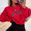 Sudadera roja de cuello redondo con bordado ADA mostrada en un selfie frente al espejo - S / Rojo