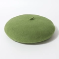 Gedetailleerde opname van de grasgroene wollen baret met klassiek bovenste steeltje - Eén maat / Mosterdgroen