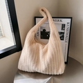 Borsa tote retrò in ecopelliccia crema con trama a righe verticali e tracolla larga - Cachi