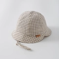 Dettaglio del cappello da sole a scacchi per neonati con cordino e toppa in pelle - 48cm (6 Mesi-2 Anni) / Quadri
