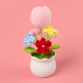 Handgefertigte gehäkelte rosa Tulpe im Topf mit bunten Blumen und Keramikbasis - Rosa Tulpe Topfpflanze