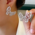 Dettaglio degli orecchini a farfalla con zirconi colorati indossati da una modella - Farfalla in Zircone Bianco