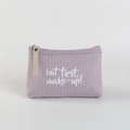 Neceser de lona a rayas morado claro con texto blanco 'but first, make-up!' - Morado
