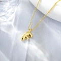 Dettaglio macro del ciondolo a lettera F in oro 18K con catena a sfere sottile - un solo ciondolo, senza catena / Lettera F