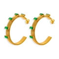 Dettaglio orecchini a cerchio dorati con texture a filo e pietre rettangolari verde smeraldo - Zircone Verde