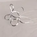 Minimalistische silberne Ohrringe in Schleifenform aus schicker Schlangenkette - Silber