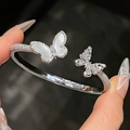 Elegante zilveren open armband met glinsterende zirkoon en parelmoer vlinderontwerp - Zilver