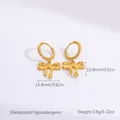 Goldene Schleifenohrringe mit 18k Vergoldung und 15,8 mm Größenangabe im Detail - Goldene Schleife