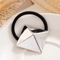 Coletero negro minimalista con adorno geométrico de metal en forma de rombo plateado - Plata - Pirámide